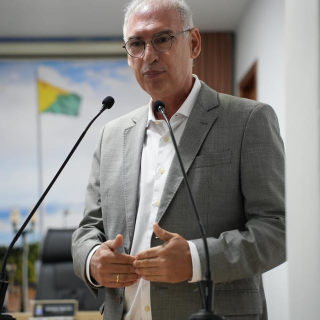 Rico Leite discursando ao microfone em evento institucional