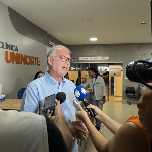 Rico Leite concedendo entrevista na Clínica Uninorte